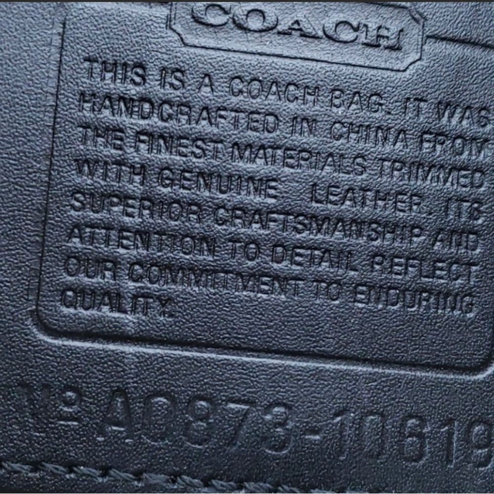 COACH SIGNATURE
Canvas/leather/metal strap.
Great condition. Measures at 12"x9". - Picture 5 of 6
